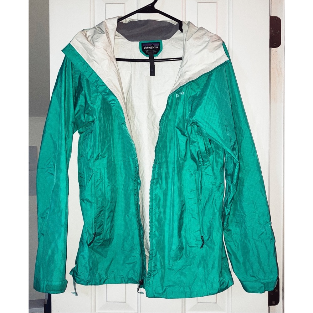 🌧 Green Patagonia rain jacket 🌧